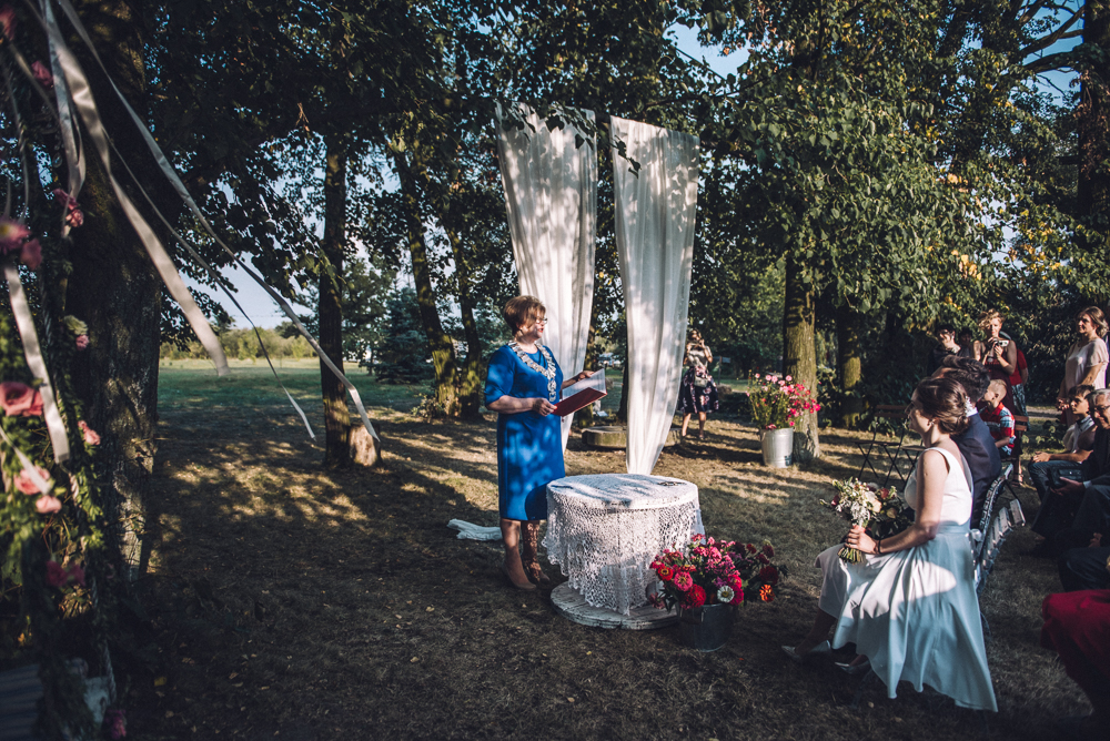 Plenerowy ślub w Osadzie Młyńskiej